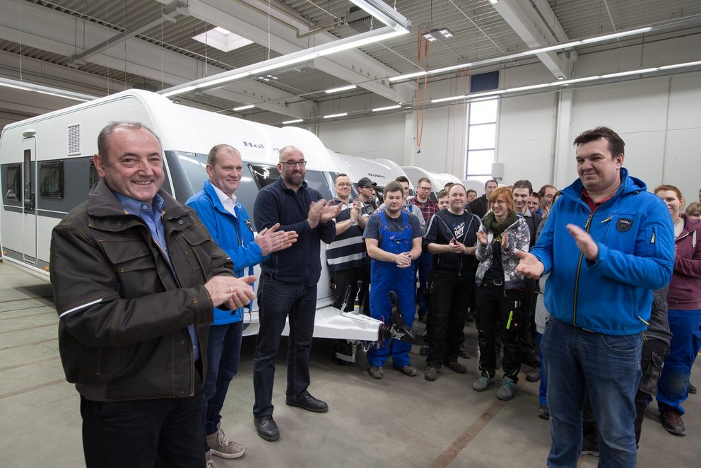 v.l.: Hobby-Geschäftsführer Michael Striewski und Produktionsleiter Stefan Lühe feiern gemeinsam mit dem Mitarbeiter-Team die Inbetriebnahme der neuen Montagehalle.